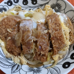 お惣菜リメイク☆メンチカツで卵とじ丼。